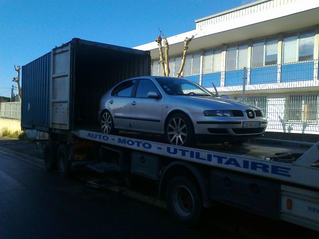 Déchargement de voiture d' un conteneur